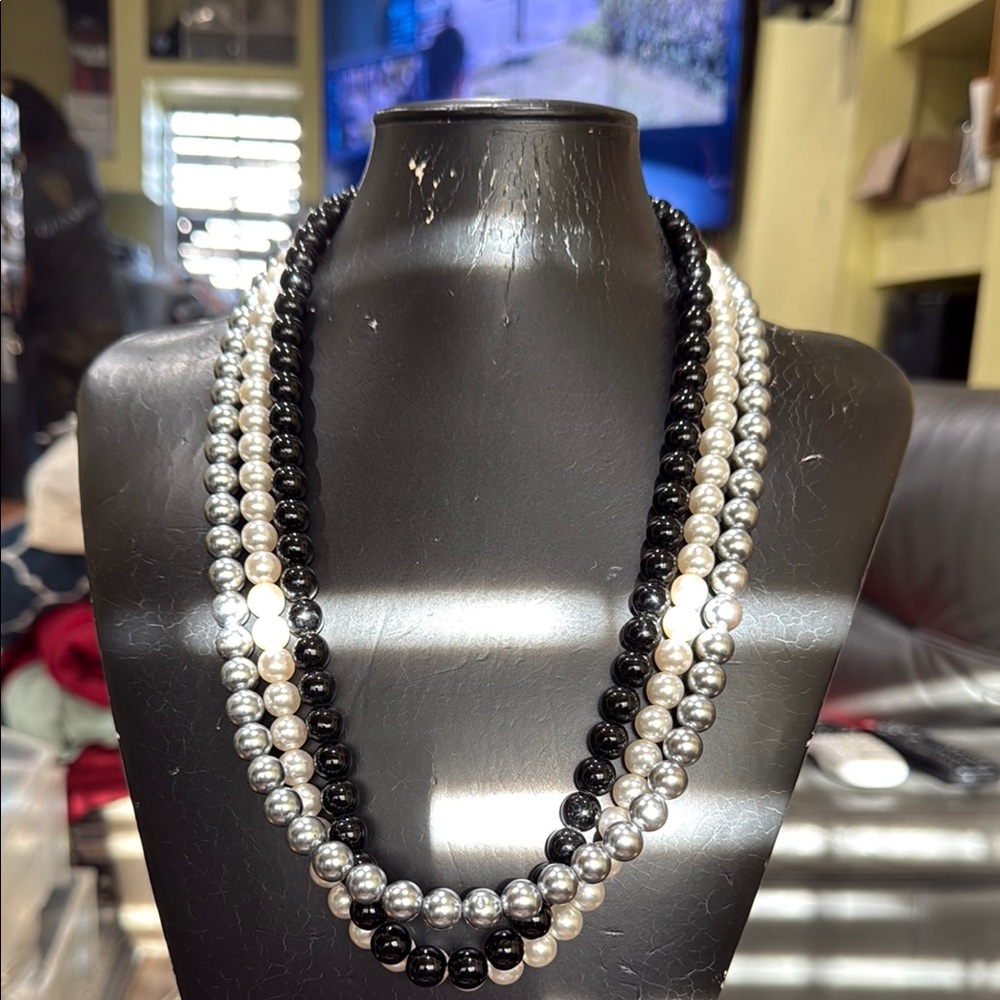 Elegant Black and Silver Pearl Necklace